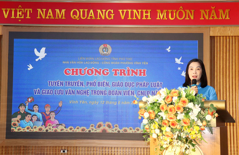 Chủ tịch LĐLĐ phường Vĩnh Yên Trần Thị Xuân thông tin nhanh kết quả Đại hội XIV Công đoàn Việt Nam