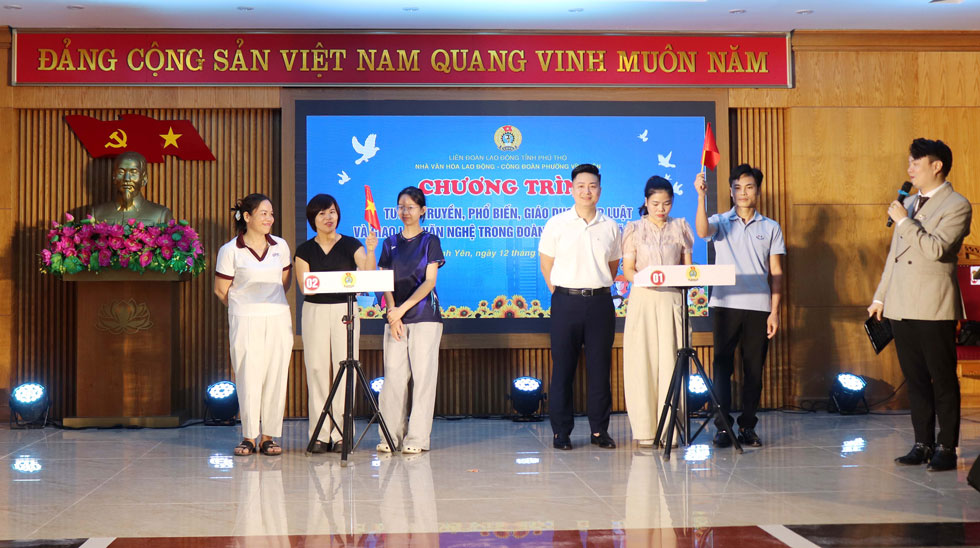 Đoàn viên công đoàn sôi nổi tham gia tìm hiểu pháp luật theo hình thức sân khấu hóa. Ảnh: Thu Hương