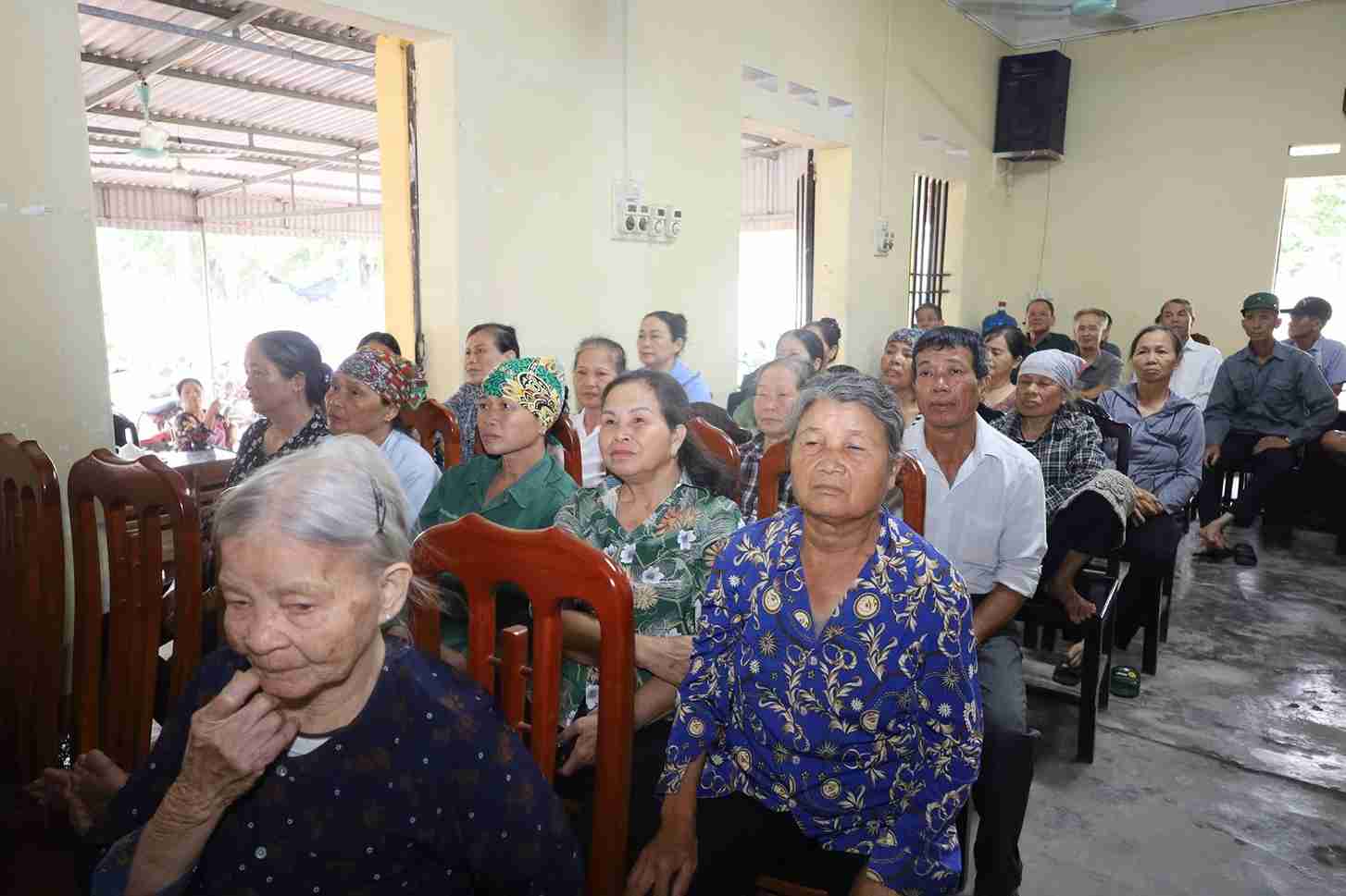 Propaganda and dialogue meeting with households whose land is within the scope of recovery to serve the railway project. Photo: Gia Phuc Commune