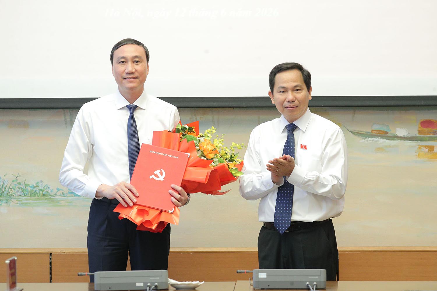 Member of the Party Central Committee, Deputy Secretary of the National Assembly Party Committee, Secretary General of the National Assembly, Chairman of the National Assembly Office Le Quang Manh (right) presents the Appointment Decision of the National Assembly Party Committee Standing Committee to Mr. Phung Khanh Tai. Photo: Ho Long.
