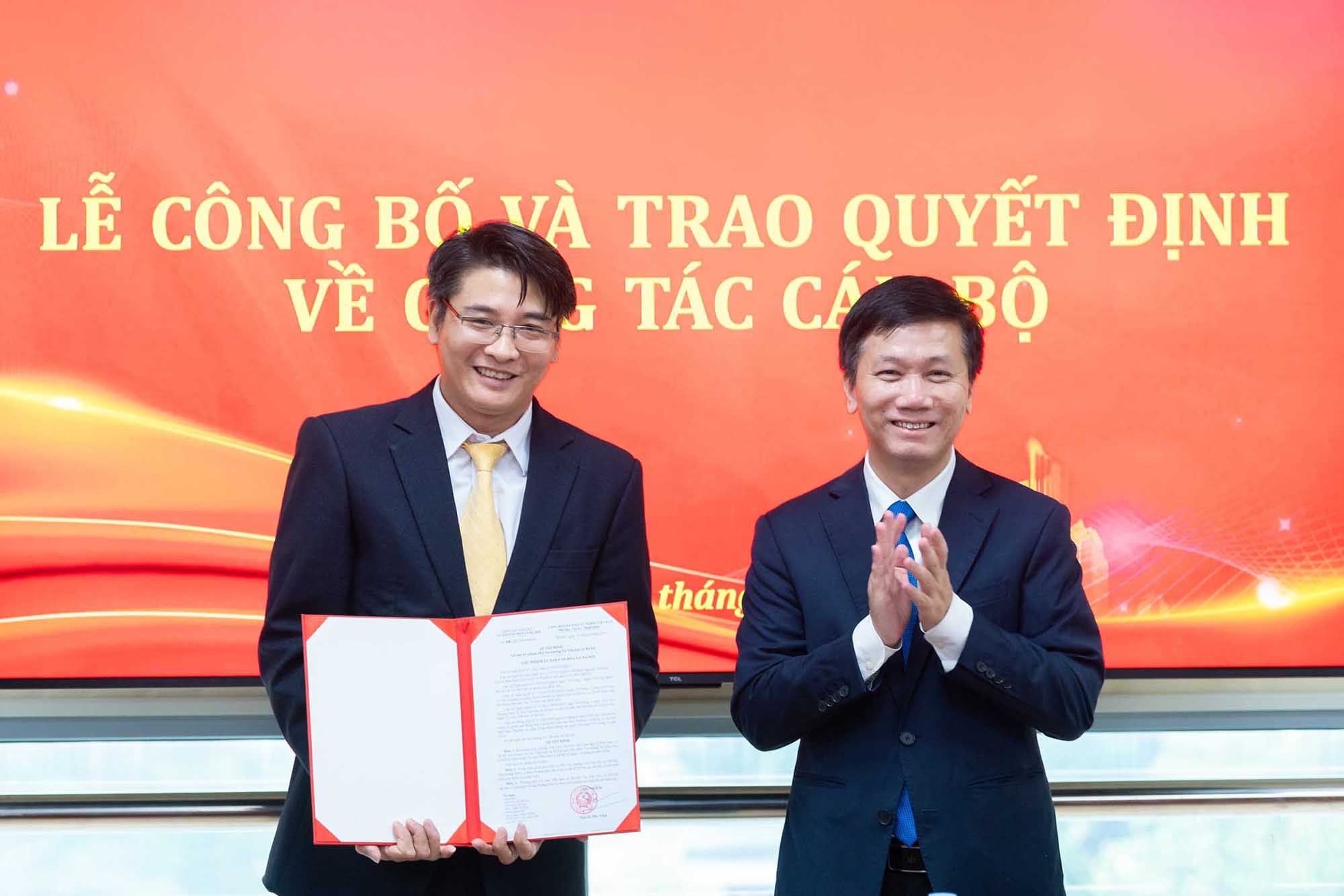 Phó Chủ nhiệm Ủy ban Văn hóa và Xã hội Lâm Văn Đoan trao Quyết định bổ nhiệm Phó Vụ trưởng Vụ Văn hóa và Xã hội Hoàng Văn Lợi. Ảnh: Phạm Thắng.