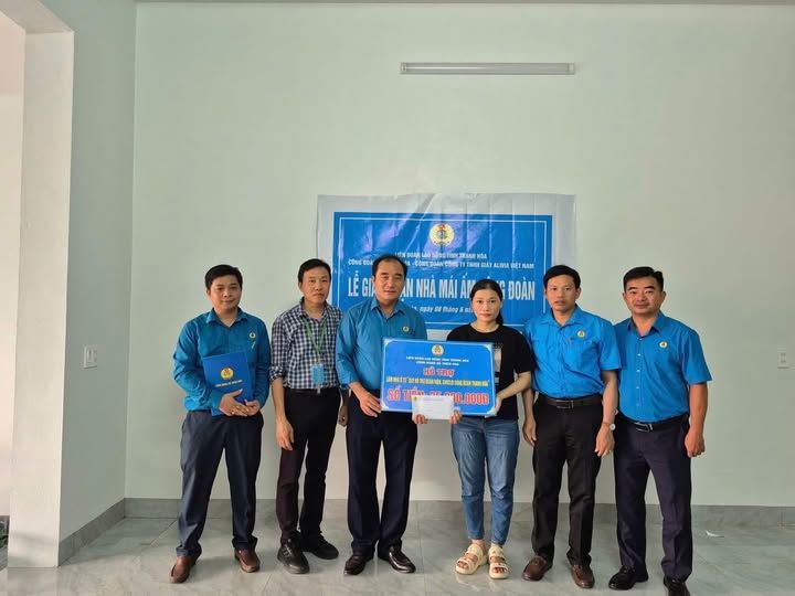 The Thieu Hoa Commune Trade Union awarded 35 million VND in support for building a Trade Union Shelter for union members in difficult circumstances. Photo: Thanh Hoa Trade Union