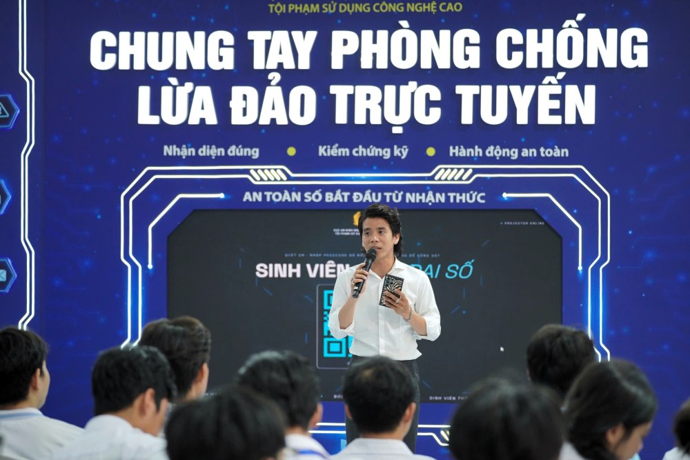젊은이들, "조국의 평화" 행사에서 범죄자 식별 실력 도전에 열광
