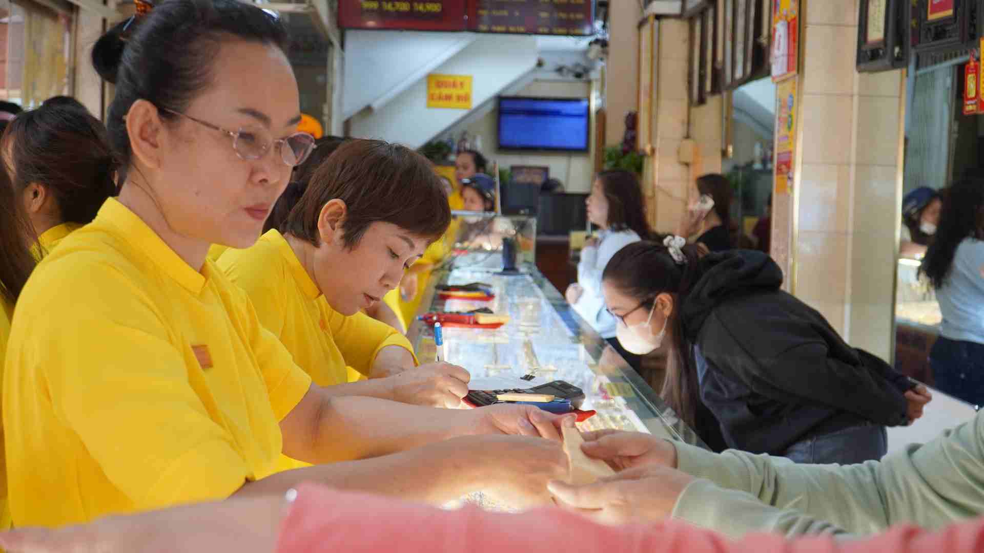 Người dân đến giao dịch tại cửa hàng vàng chủ yếu mua bán với số lượng nhỏ và theo dõi diễn biến giá vàng. Ảnh: Hạ Mây