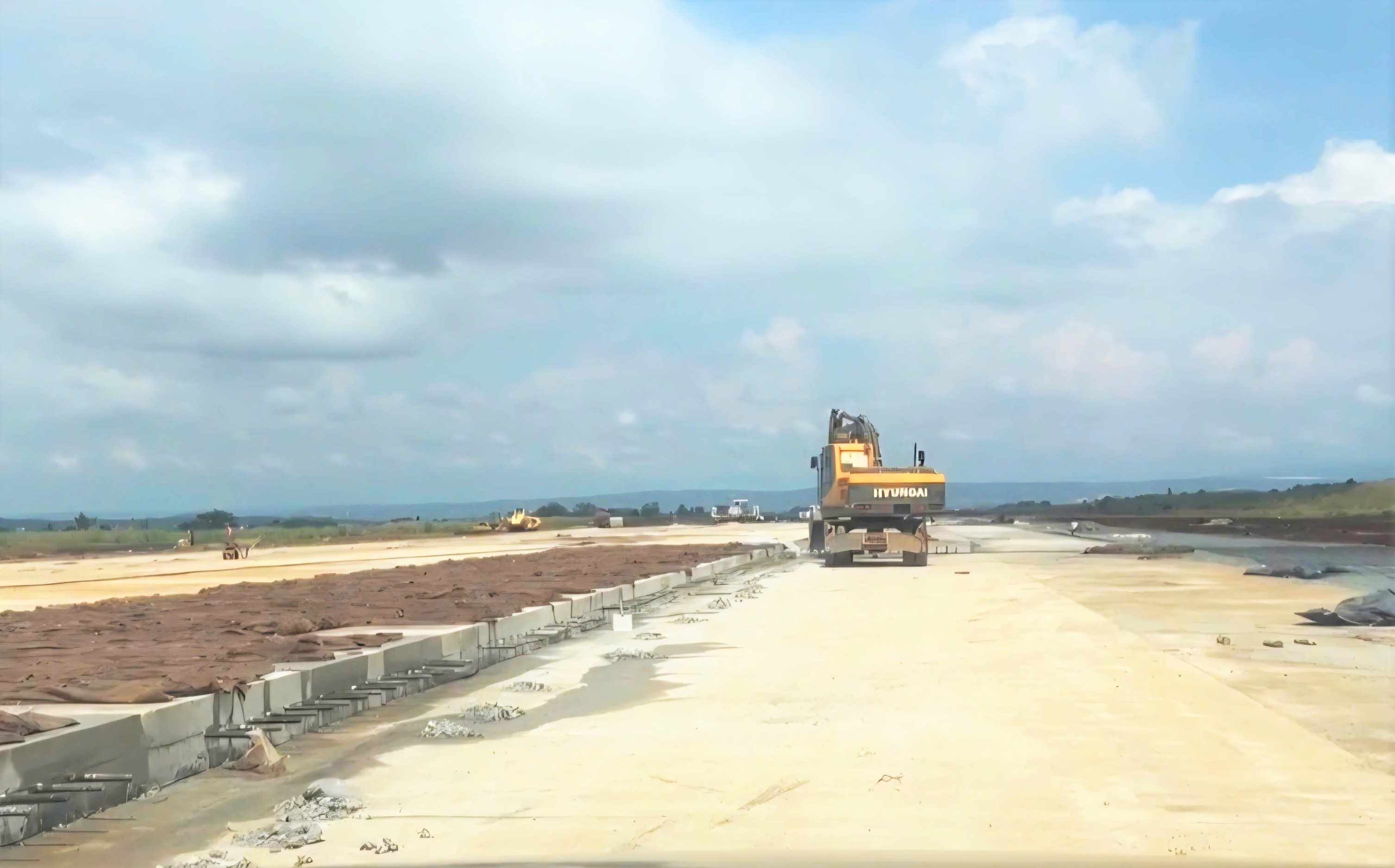 Các đơn vị thi công đang chạy đua với thời gian để đưa dự án về đính đúng hạn. Ảnh: Phúc Khánh