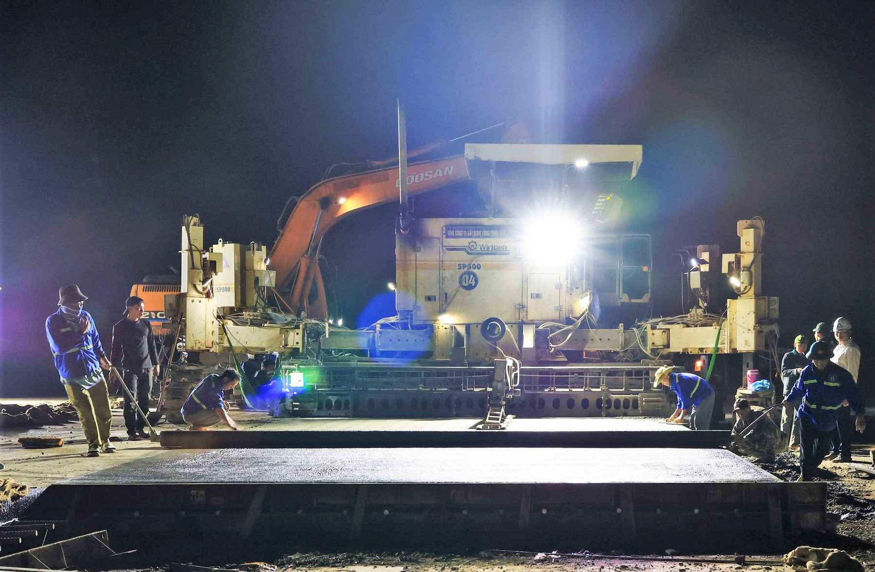 Sân bay Liên Khương đang được thi công xuyên ngày đêm, với quyết tâm đưa dự án về đích đúng hạn. Ảnh: Nghĩa Nguyễn