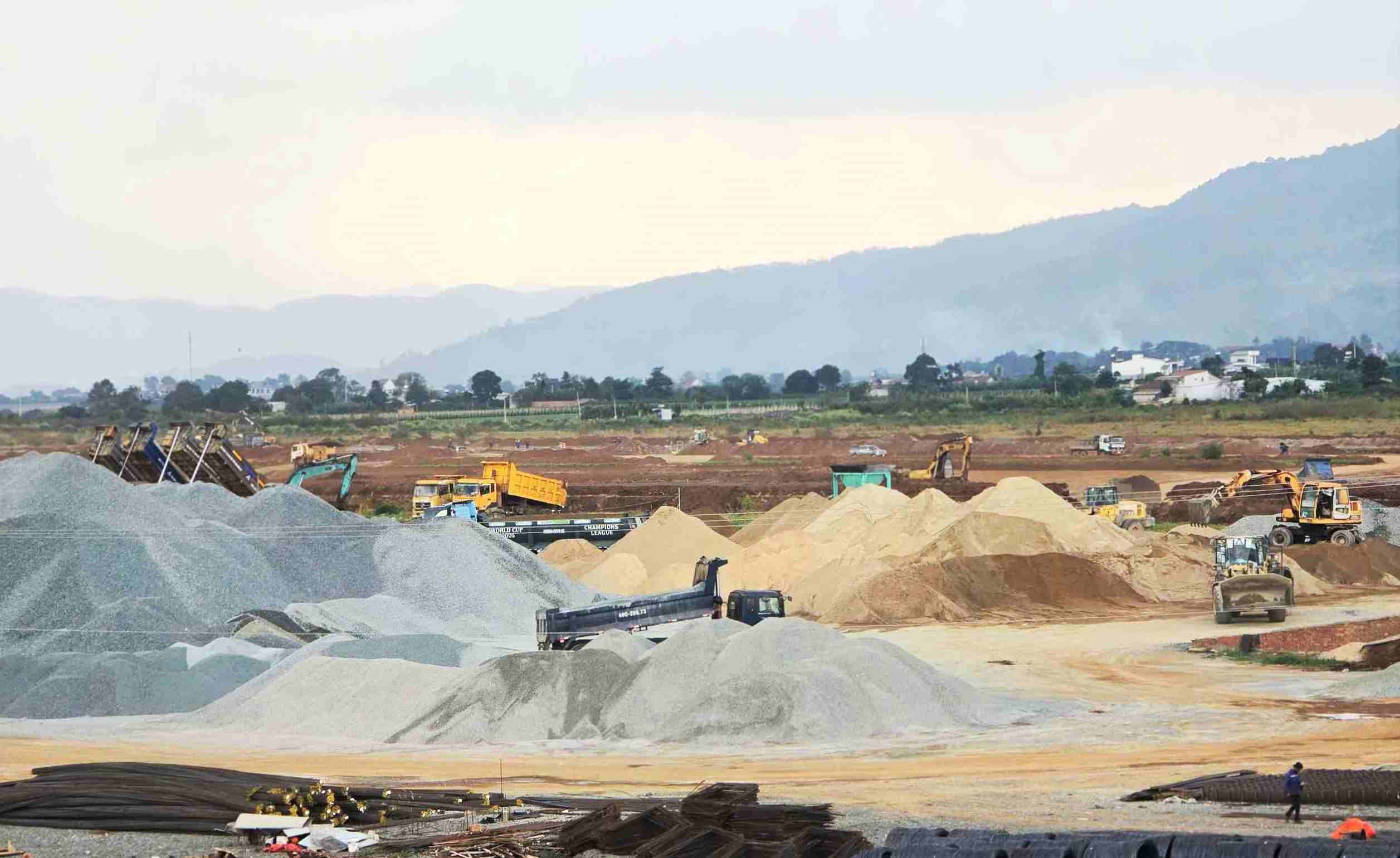 Khu vực tập kết nguyên vật liệu thi công sửa chữa, nâng cấp sân bay liên khương luôn bảo đảm phục vụ thi công. Ảnh: Phúc Khánh