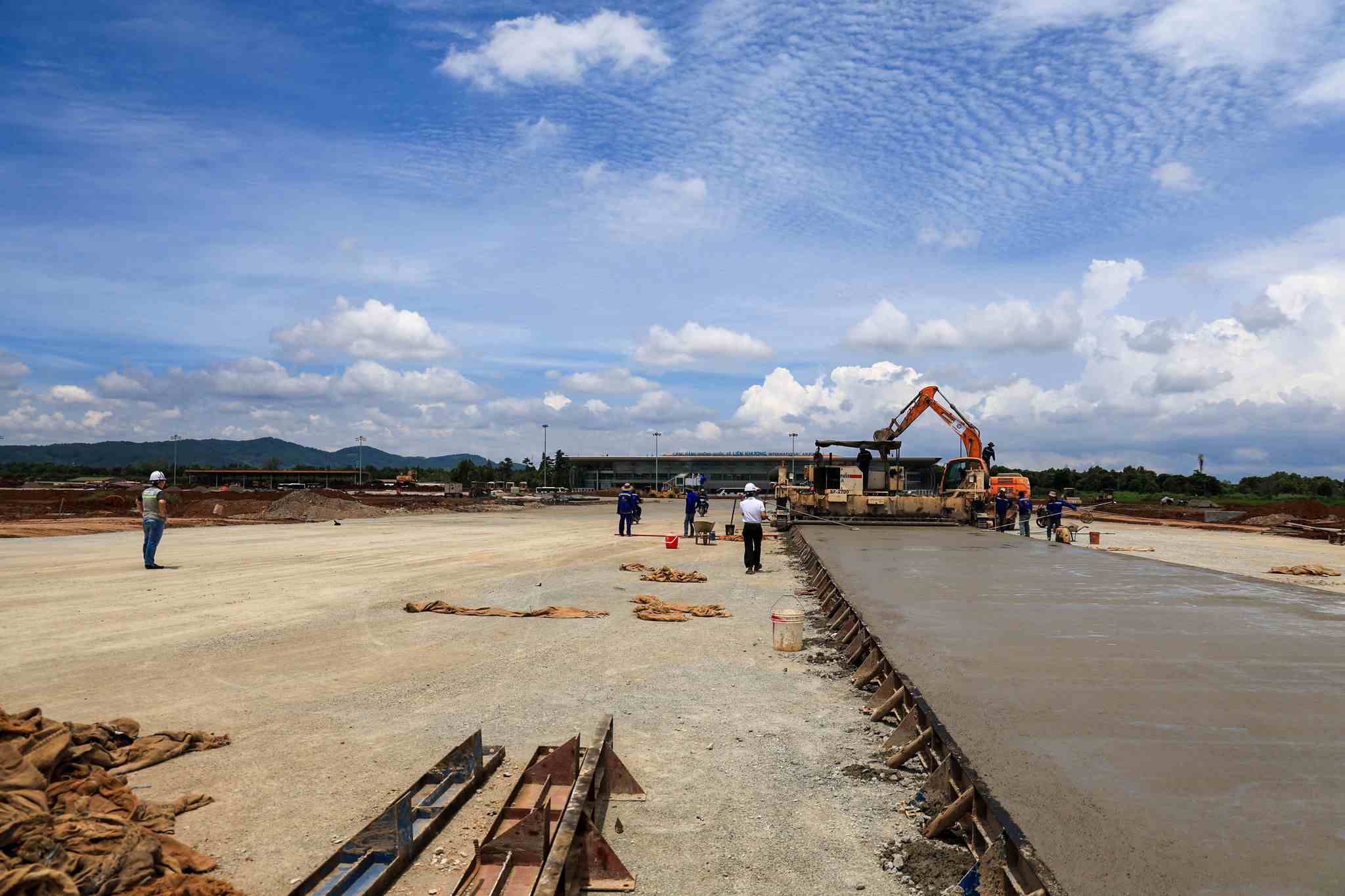 En todos los elementos del proyecto de reparación y mejora del aeropuerto de Lien Khuong se está construyendo urgentemente. Foto: Nghia Nguyen