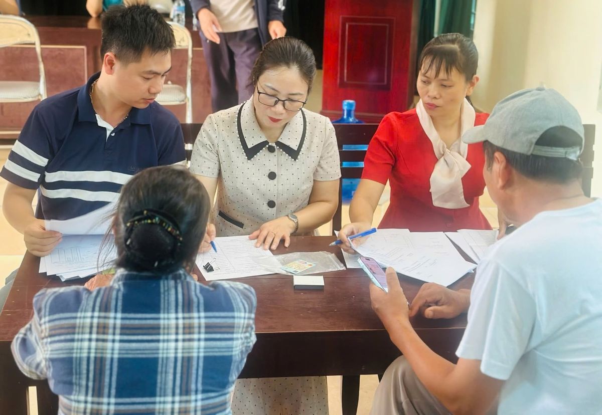 Households carry out procedures to receive compensation and support money from the project. Photo: An Truong Commune E-Portal