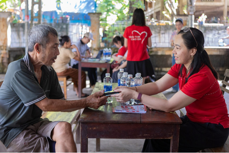Viettel Telecom bố trí 50.000 điểm xác thực thuê bao hỗ trợ khách hàng thực hiện quy định của Thông tư 08. Ảnh: