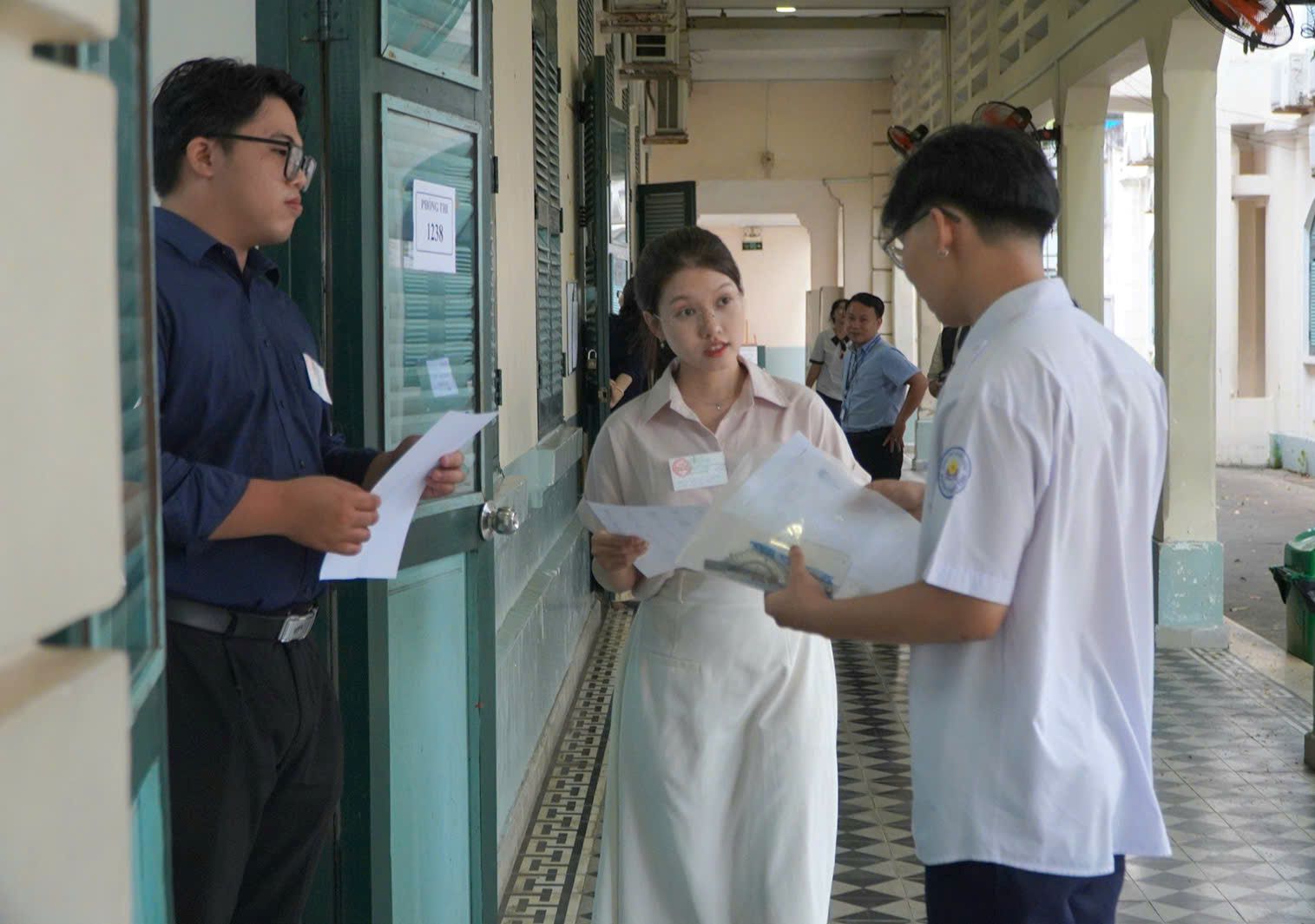 Thí sinh dự thi tại điểm thi Trường THPT Lê Quý Đôn. Ảnh: Chân Phúc