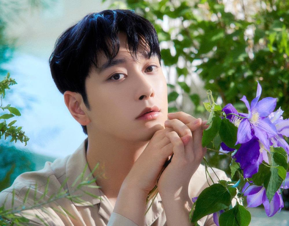Korean actor and singer - Hwang Chansung of 2PM group had a conversation with Lao Dong reporters. Photo: NVCC