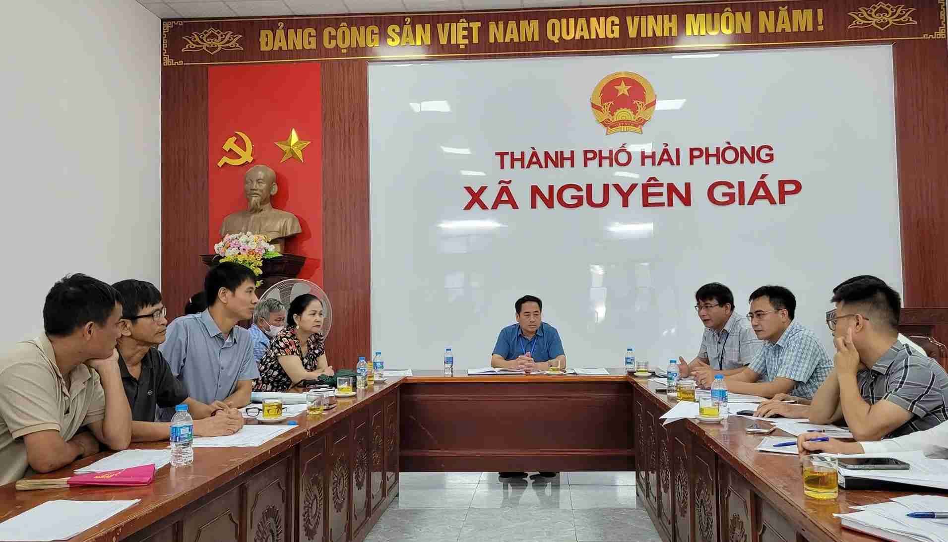The working session aims to unify the compensation and support plan for site clearance for the provincial road project 391. Photo: Nguyen Giap Commune