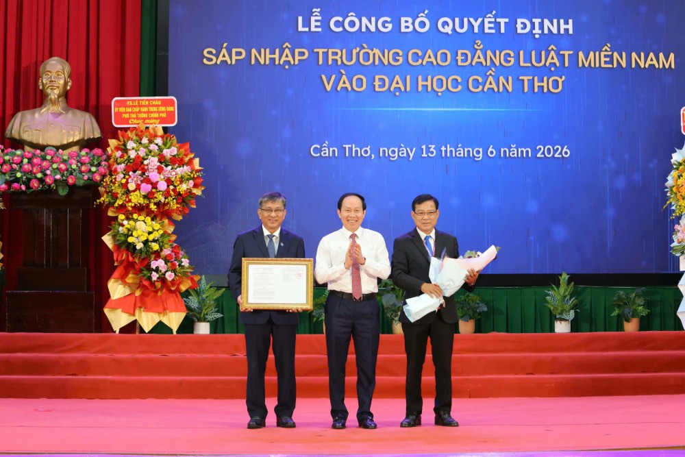 Lễ công bố Quyết định của Thủ tướng Chính phủ về việc sáp nhập Trường Cao đẳng Luật miền Nam vào Đại học Cần Thơ. Ảnh: Trung Phạm. 
