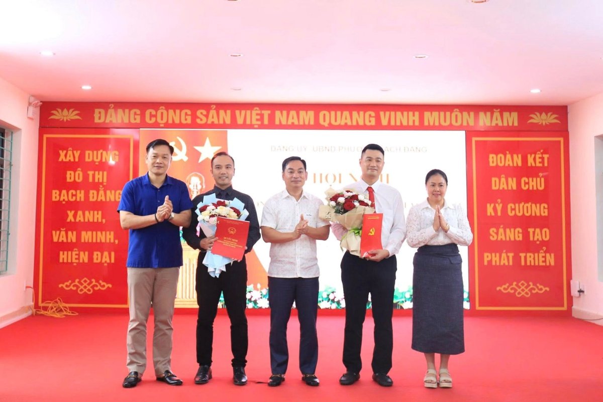 Bach Dang Ward announces the decision to transfer and appoint officials. Photo: Bach Dang Ward - Hai Phong City