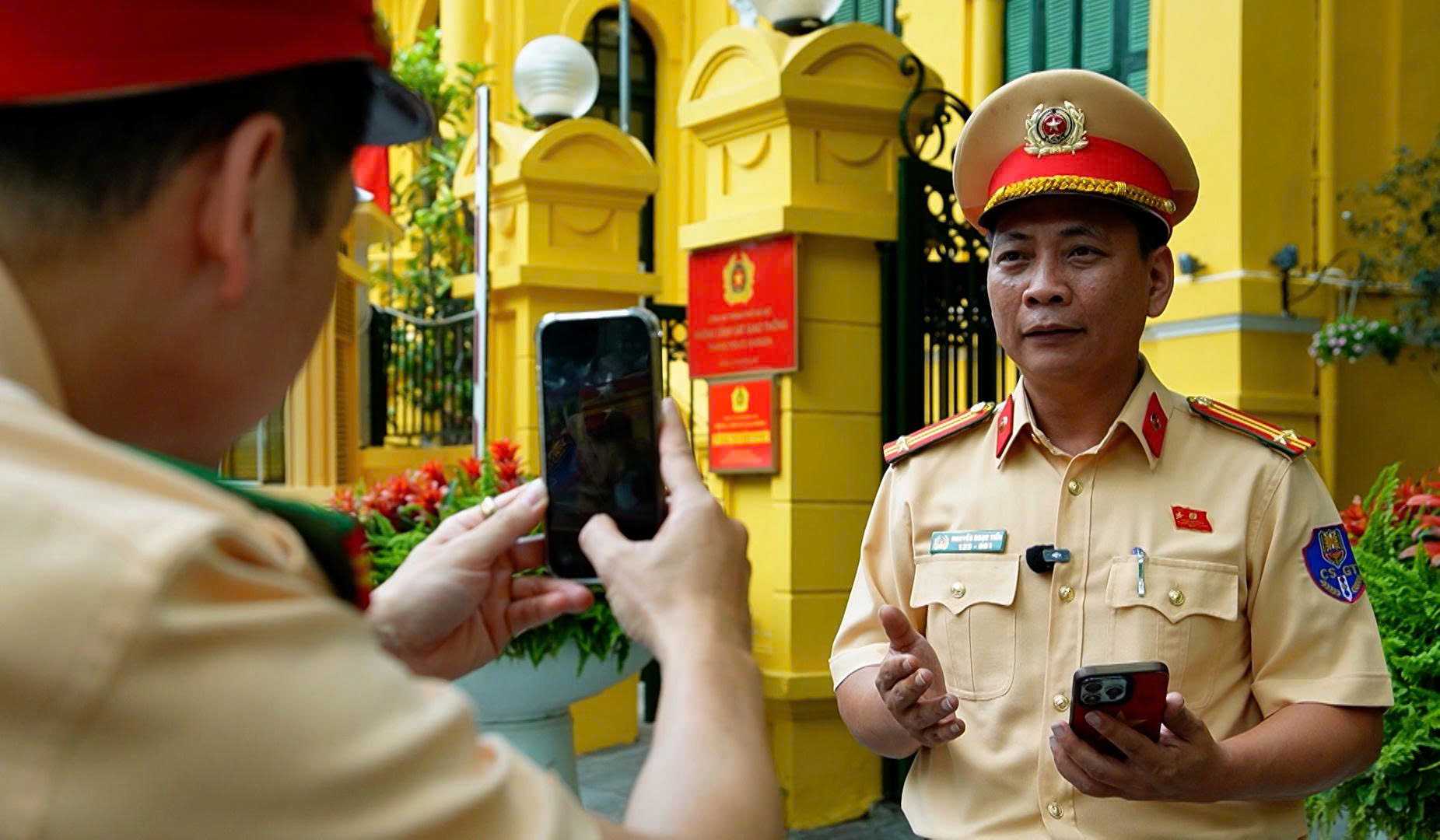 Cán bộ Đội tuyên truyền, điều tra và giải quyết tai nạn giao thông đang quay clip. Ảnh: Tiến Ngô
