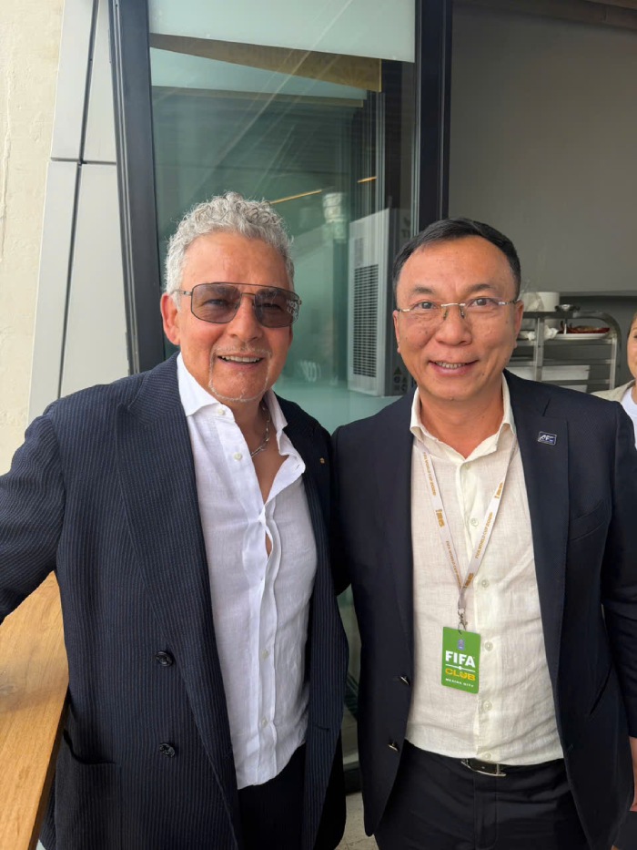 Chủ tịch VFF Trần Quốc Tuấn và huyền thoại bóng đá Roberto Baggio. Ảnh: VFF