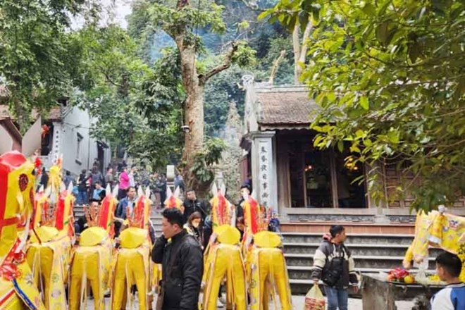 Les gens viennent en pèlerinage au temple Chợ Củi. Photo: Trần Tuấn