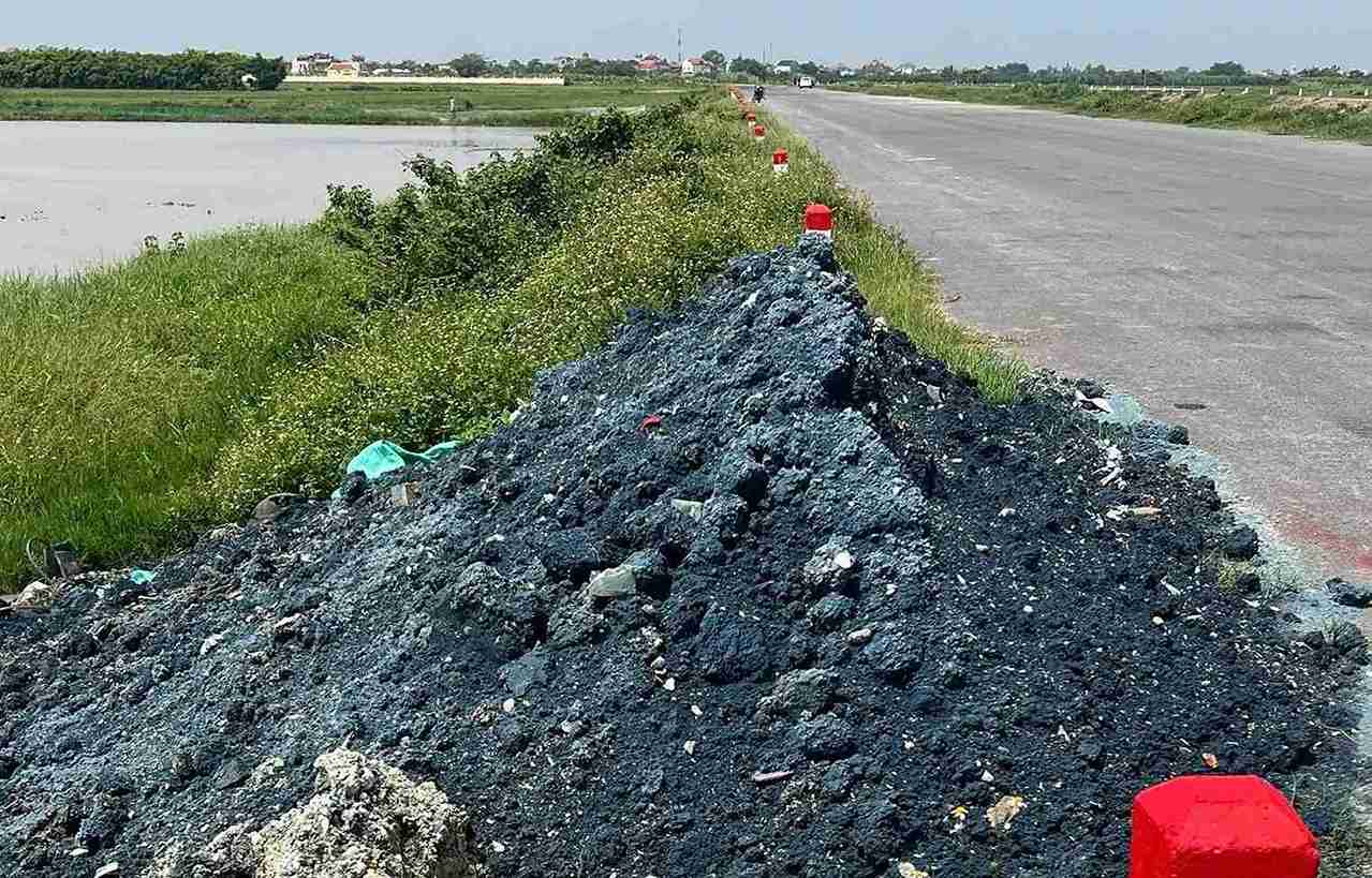 Người dân được vận động chủ động phát hiện, tố giác các trường hợp đổ trộm rác thải. Ảnh: Xã Ân Thi