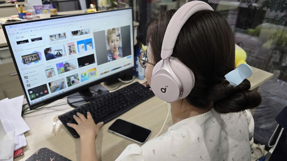 Erasing the gap between generations in the digital age will help members become more connected. Photo: Mai An