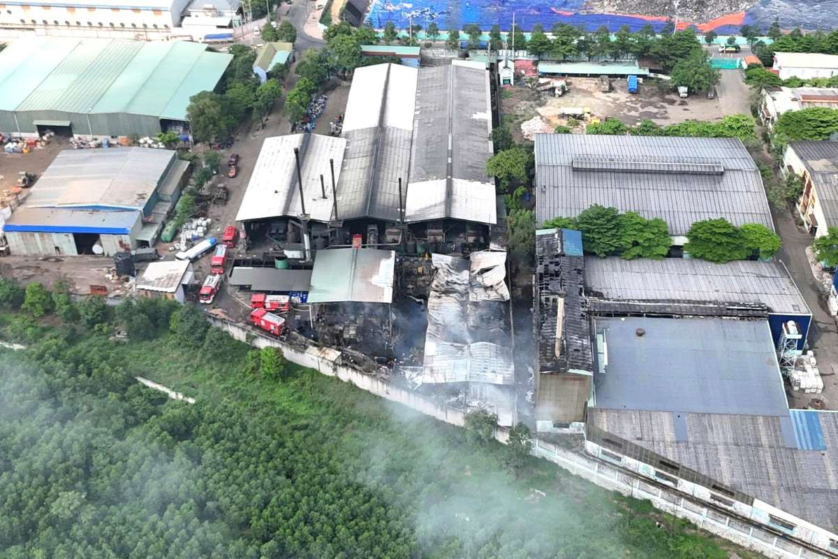 ホーチミン市の廃棄物処理工場での火災現場。写真:ホアン・フン