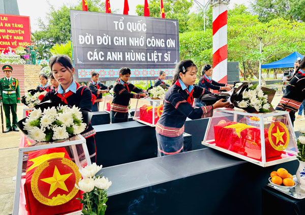 Các em học sinh đồng bào dân tộc thiểu số dâng hương, hoa cho các liệt sĩ. Ảnh: Ngọc Trang