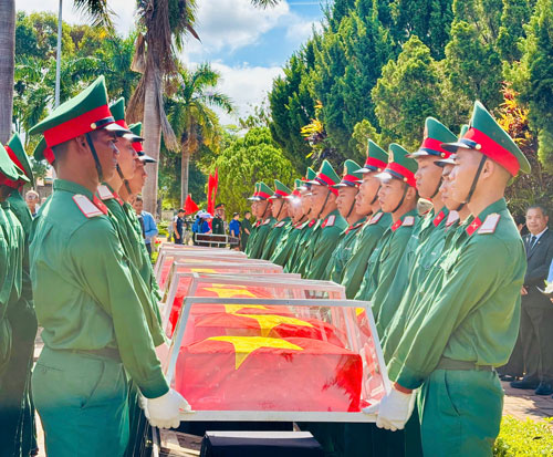 Organizing a memorial service and burial of the martyrs to their resting place. Photo: Ngoc Trang