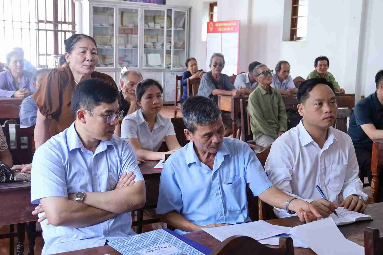Gia Loc Commune People's Committee disseminates the land recovery and site clearance plan for the project to renovate and upgrade the road from Gia Luong Secondary School to Quan Dao village. Photo: Gia Loc Commune