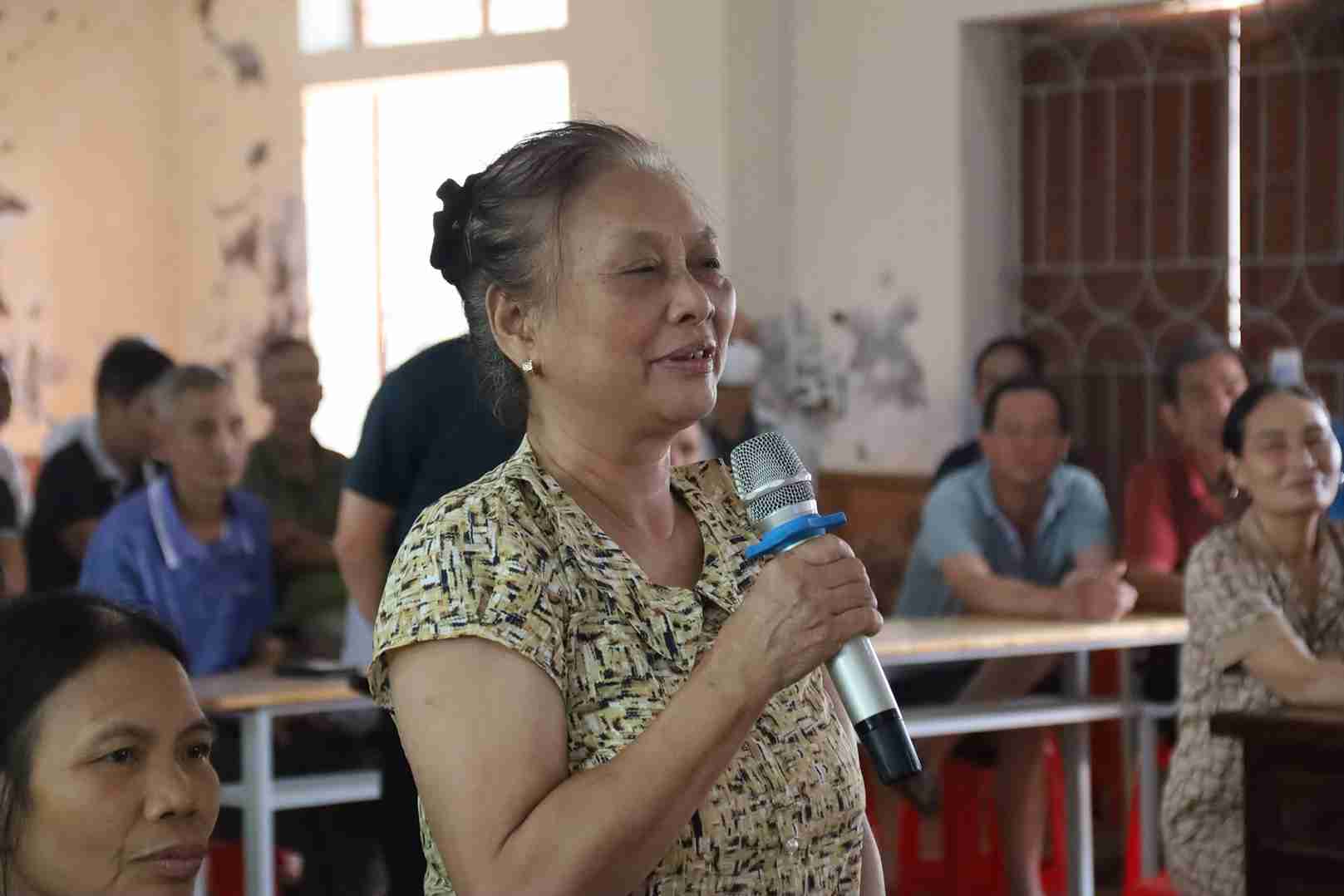 Người dân trao đổi, kiến nghị tại hội nghị triển khai công tác giải phóng mặt bằng Dự án Khu phát triển dân cư mới và dịch vụ phía Đông Bắc thị trấn Gia Lộc.