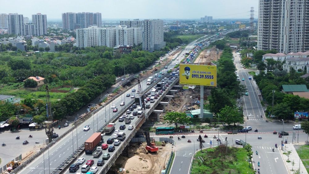 Đến khoảng 13h cùng ngày, trên cao tốc TPHCM - Long Thành - Dầu Giây, hướng từ nút giao An Phú đi cầu Long Thành dòng xe vẫn còn đông đúc, ùn ứ. Ảnh: Anh Tú