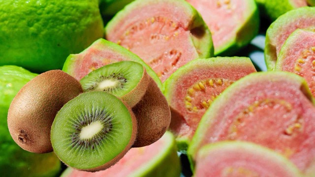 Guava or kiwi contains a lot of vitamin C, which helps increase uric acid excretion through the kidneys. Graphic photo: Huong Son