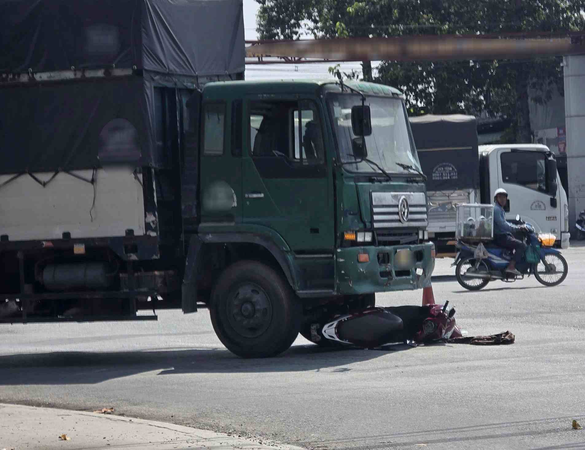 Scene of the accident between a truck and a motorbike. Photo: Dinh Trong