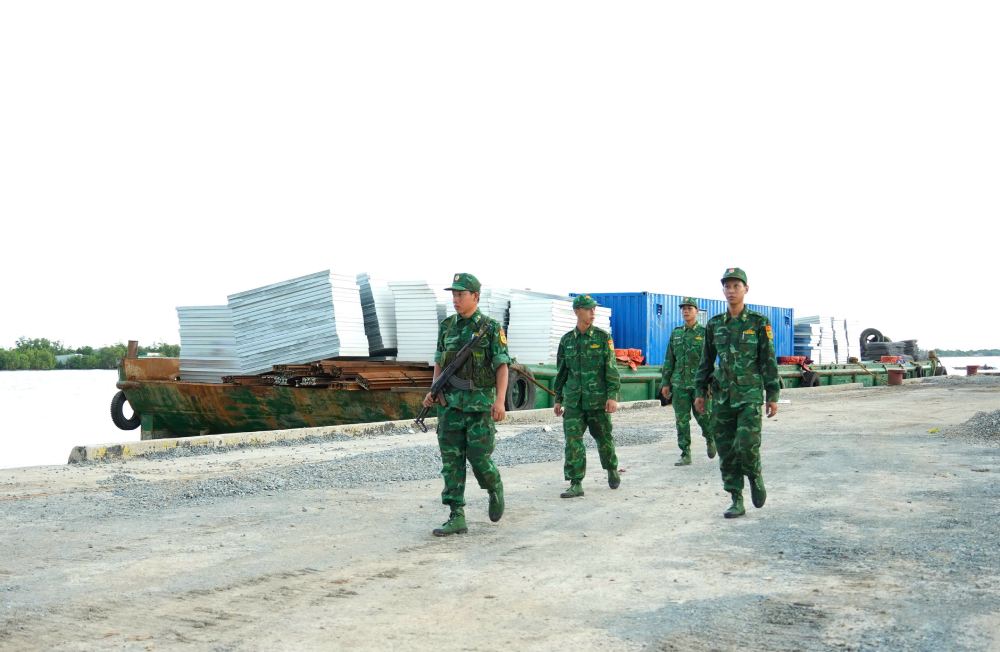 Đồn Biên phòng Cửa khẩu Cảng Năm Căn đang hoàn chỉnh các thủ tục, hồ sơ xử lý phương tiện vận chuyển hơn 30 tấn phân urê không rõ nguồn gốc. Ảnh: BĐBP
