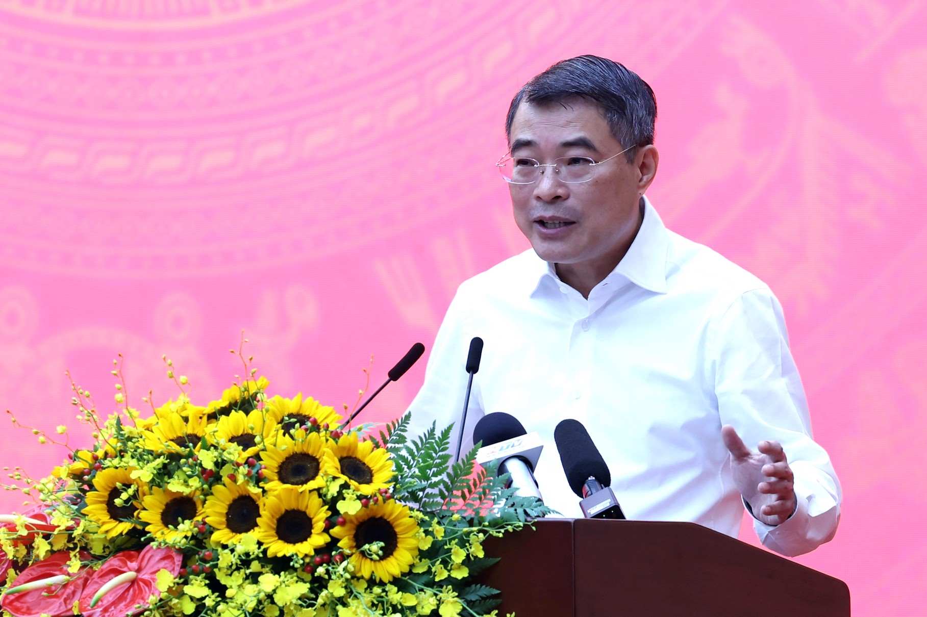 Prime Minister Le Minh Hung speaks at a working session with the Standing Committee of the Ho Chi Minh City Party Committee. Photo: VGP/Phuong Nguyen