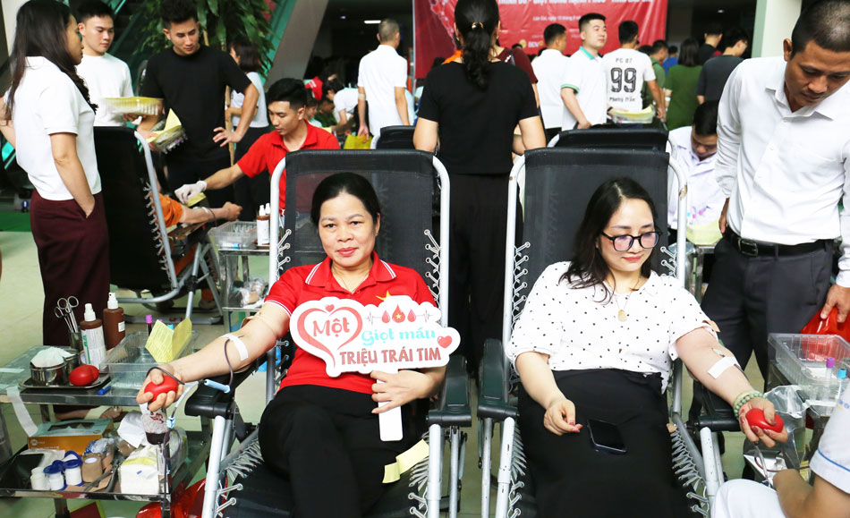 Cán bộ, Nhân dân tham gia hiến máu. Ảnh: Thanh Thủy
