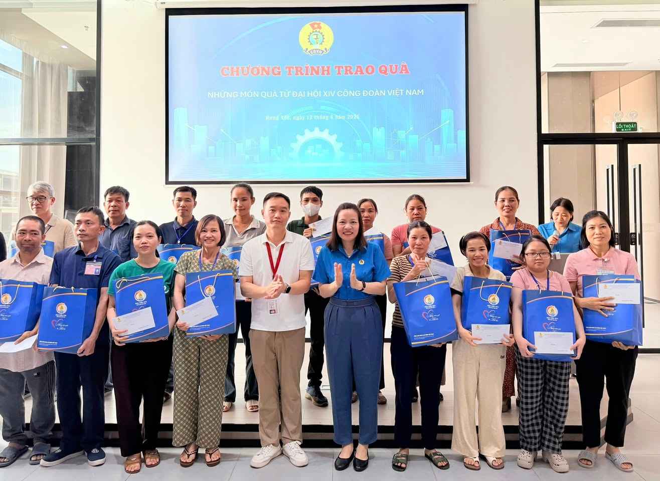 40 gifts were handed directly to workers at two businesses in the area. Photo: Hung Yen Trade Union