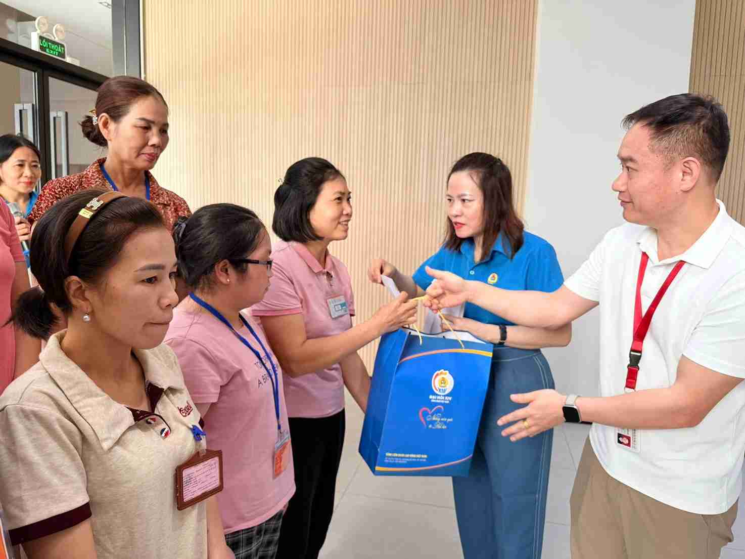 Bà Đỗ Thị Hương trao quà cho đoàn viên, người lao động có hoàn cảnh khó khăn tại doanh nghiệp. Ảnh: Công đoàn Hưng Yên