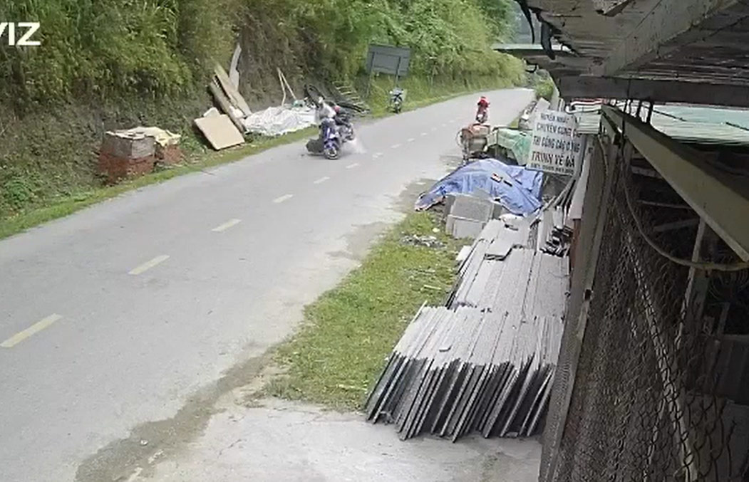 The landslide on National Highway 34 injured a woman. Photo: Lanh Trong