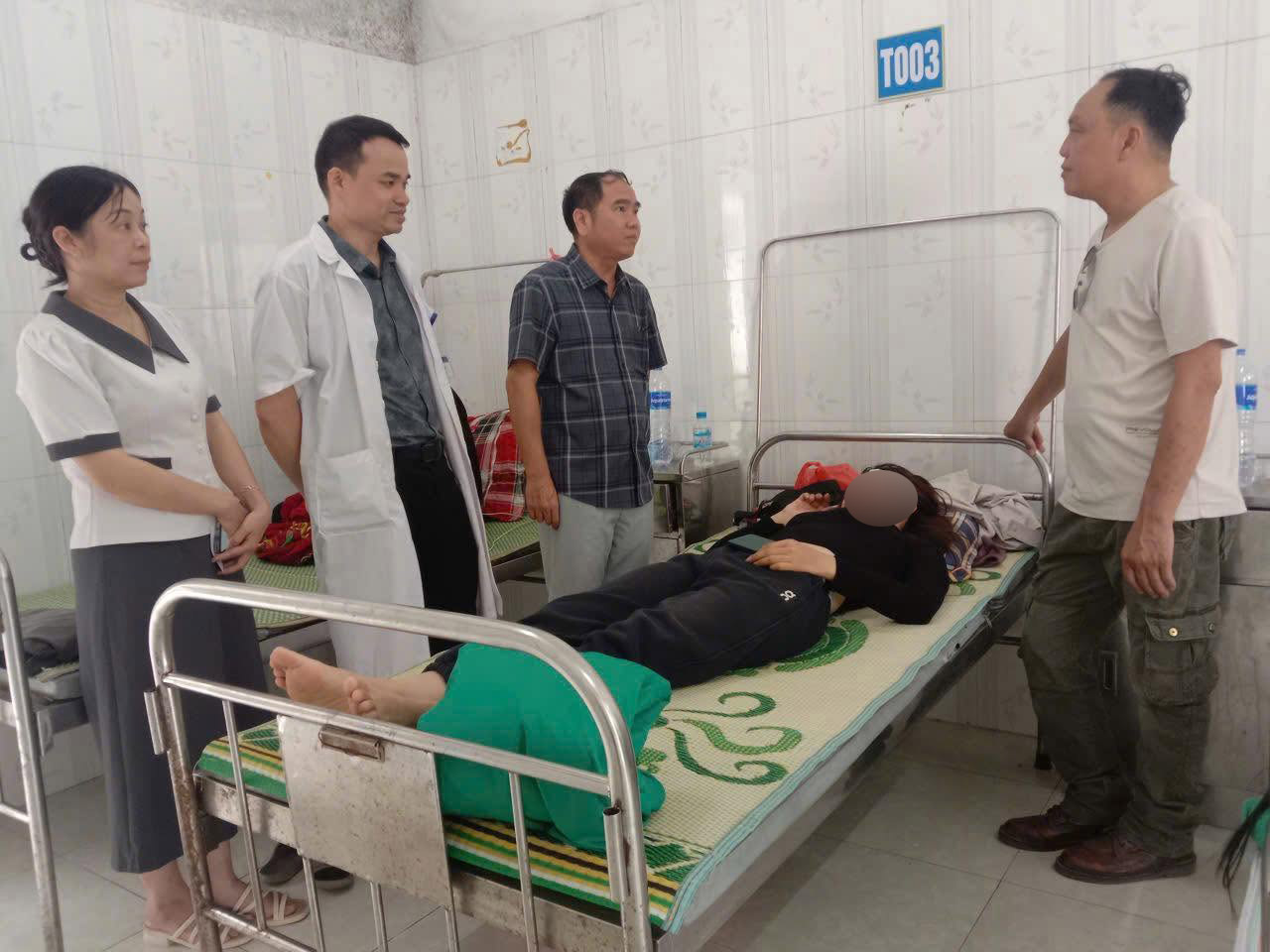 Lãnh đạo xã Bảo Lâm, tỉnh Cao Bằng đến thăm hỏi nạn nhân trong vụ đá lở từ vách núi gây tai nạn. Ảnh: Lãnh Trọng
