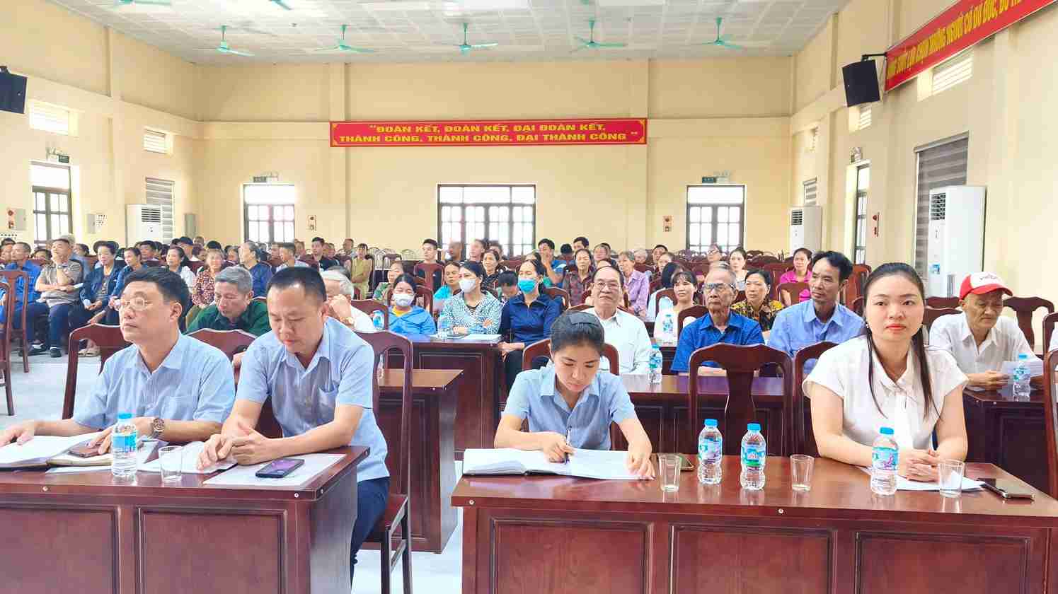 People attend and listen to information about commercial housing and urban housing projects. Photo: Nguyen Van Linh Commune