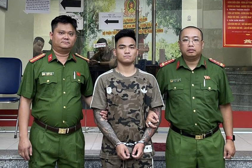 Nguyễn Tiến Lộc cầm điều cày đánh người ở quán bia 138 Lê Duẩn (phường Văn Miếu - Quốc Tử Giám, Hà Nội). Ảnh: Công an Hà Nội 