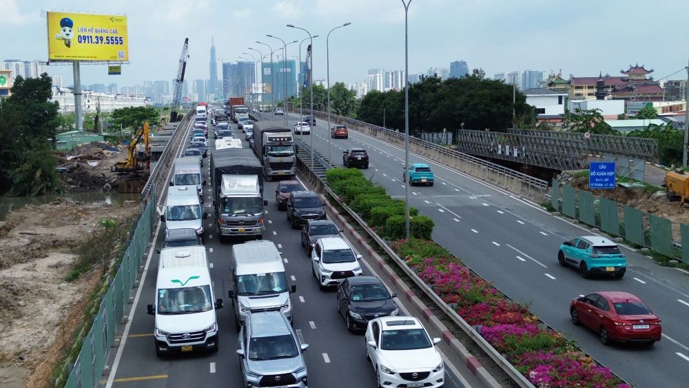 Looking from above, a long line of cars on the access road to the Ho Chi Minh City - Long Thanh - Dau Giay expressway on June 13. Photo: Anh Tu