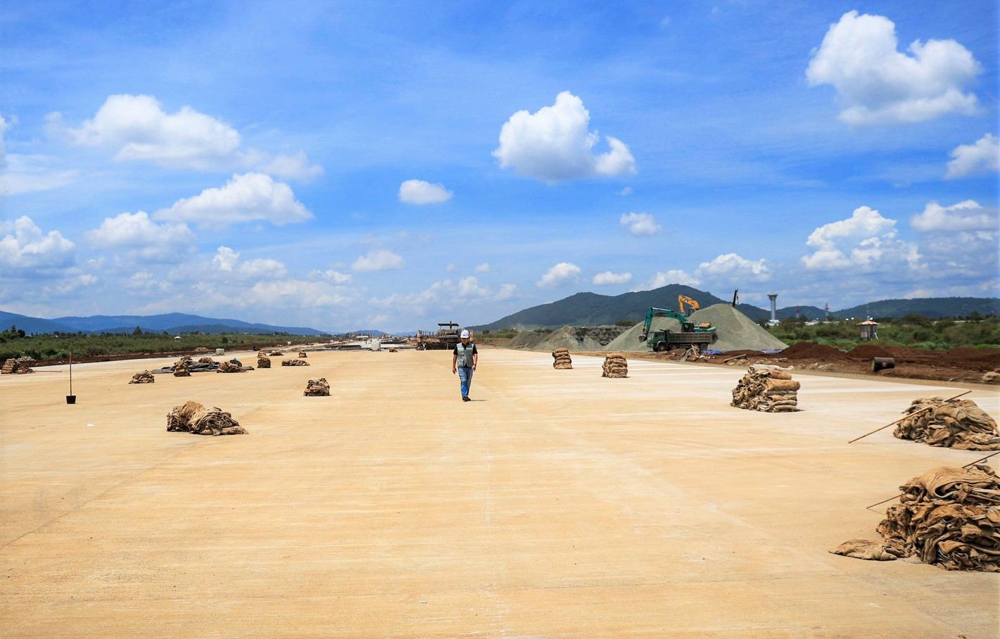 Đến hiện tại, 1,8 km đường cất hạ cánh đã hoàn thành. Ảnh: Phúc Khánh