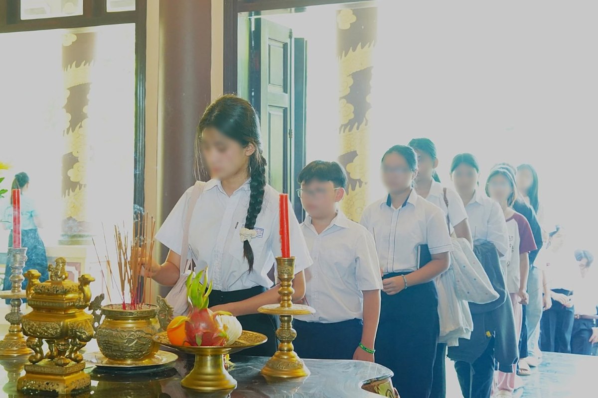 Children offer incense at Ngai Giao Martyrs' Temple. Photo: CD. NG