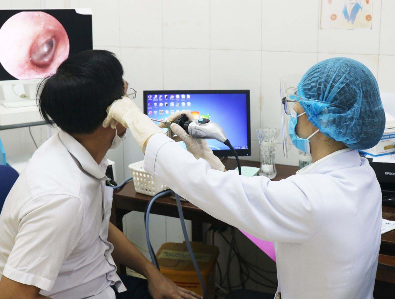 People come for examination and treatment of otitis media at Ha Tinh Provincial General Hospital. Photo: Thu Hoa