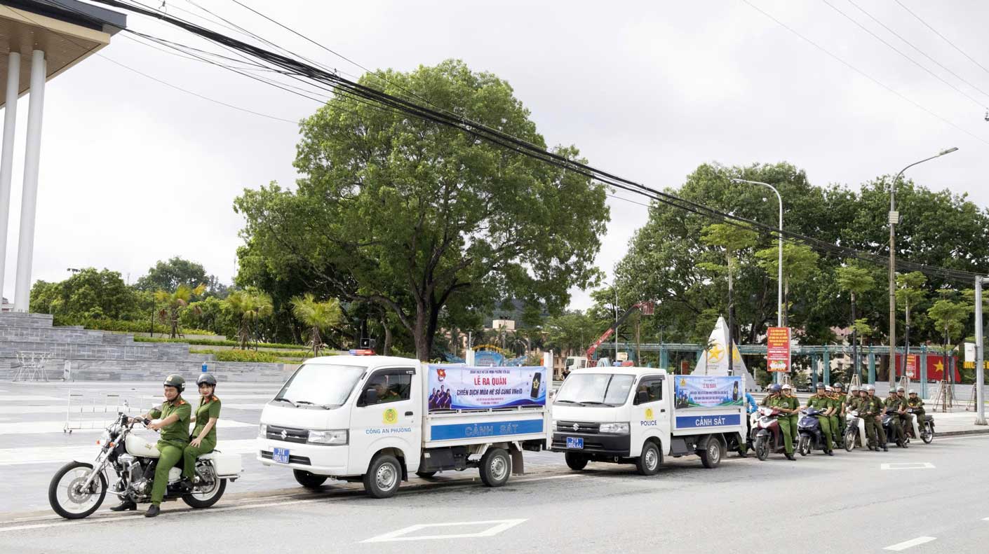 Công các xã, phường trên địa bàn tỉnh Lào Cai ra quân thực hiện Chiến dịch “Mùa hè số cùng VNeID”. Ảnh: CA Lào Cai