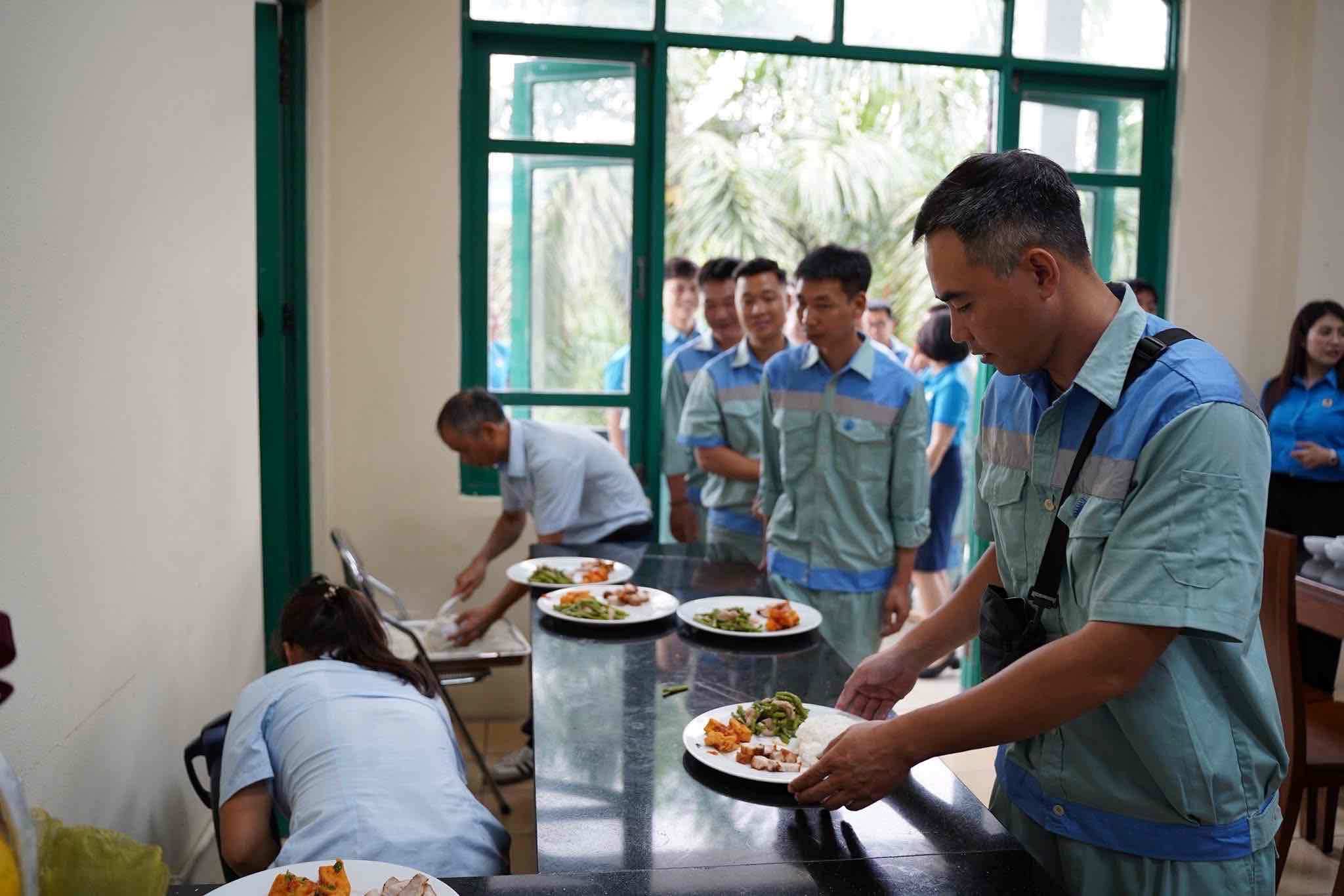 Chương trình “Bữa cơm công đoàn” được triển khai tới hơn 6.500 đoàn viên, công nhân. Ảnh: Phương Anh