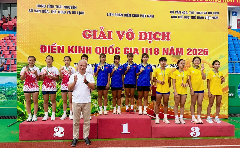 La jeune athlète d'athlétisme de Tây Ninh a remporté une médaille d'or au relais 4x100m féminin du groupe d'âge 2011-2014 au tournoi. Photo: Hoài Việt