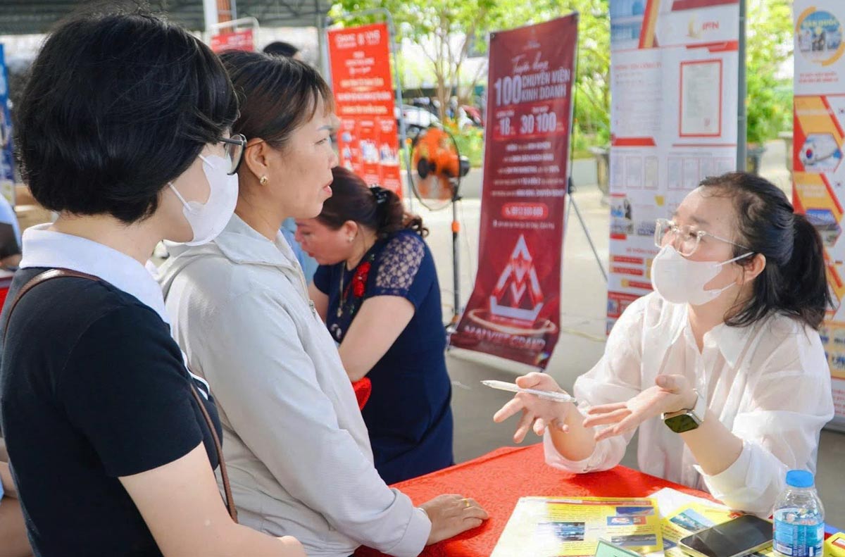 Recruitment activities introducing the unit's policies to workers at the Job Fair, Cao Xanh ward, Quang Ninh province. Photo: Cao Xanh e-Portal