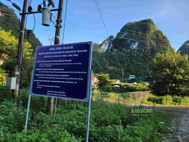 Thông ti dự án đường tránh thị trấn Quảng Uyên. Ảnh: Tân Văn